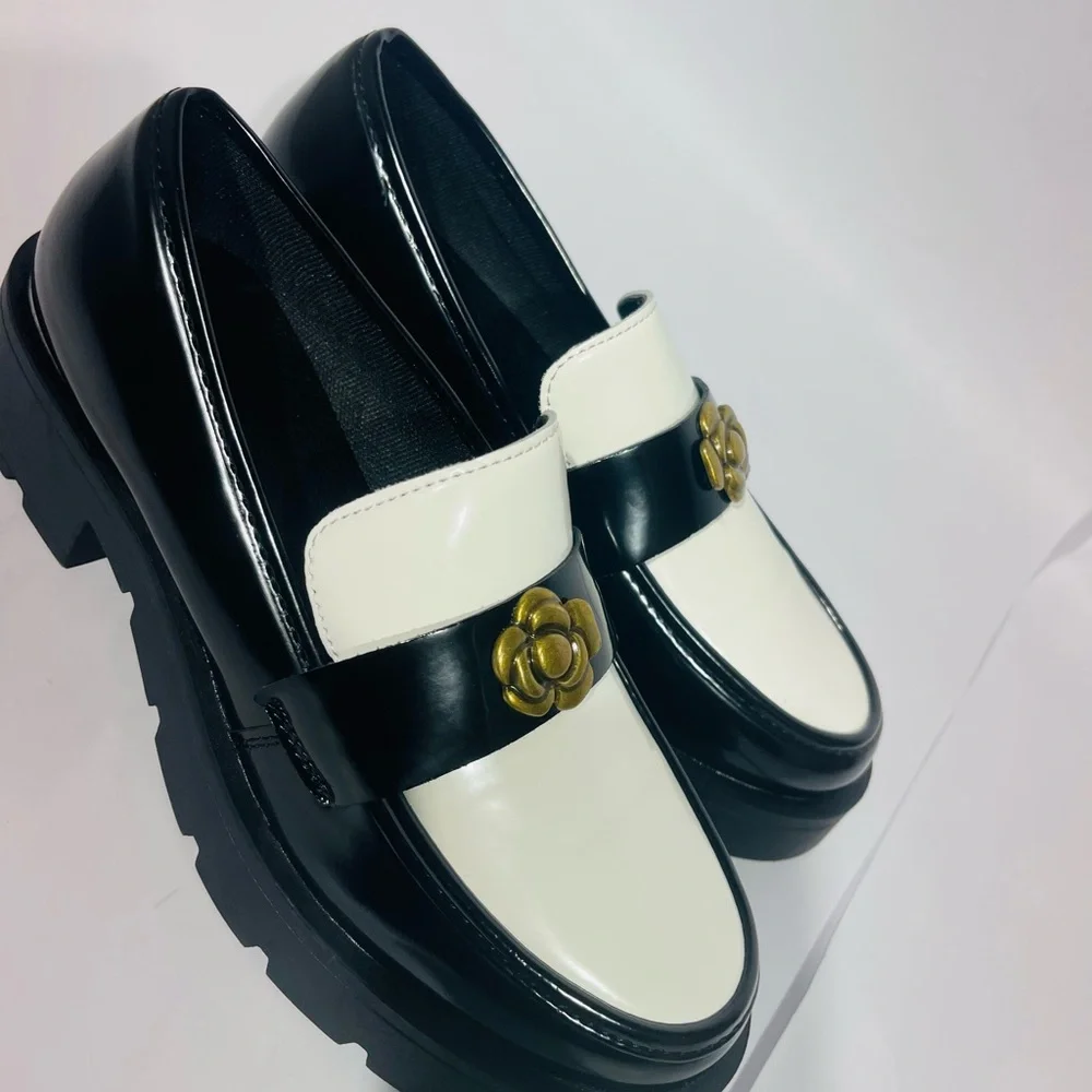 Elegant Black and White Loafers - Picture 8 of 13
